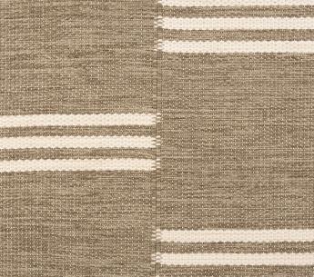 Closeup of the outdoor rug fibers.