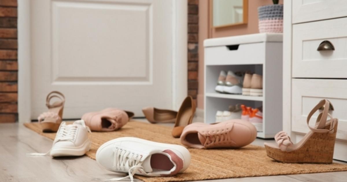 10 Neutral Entryway Rugs That Look Great & Last